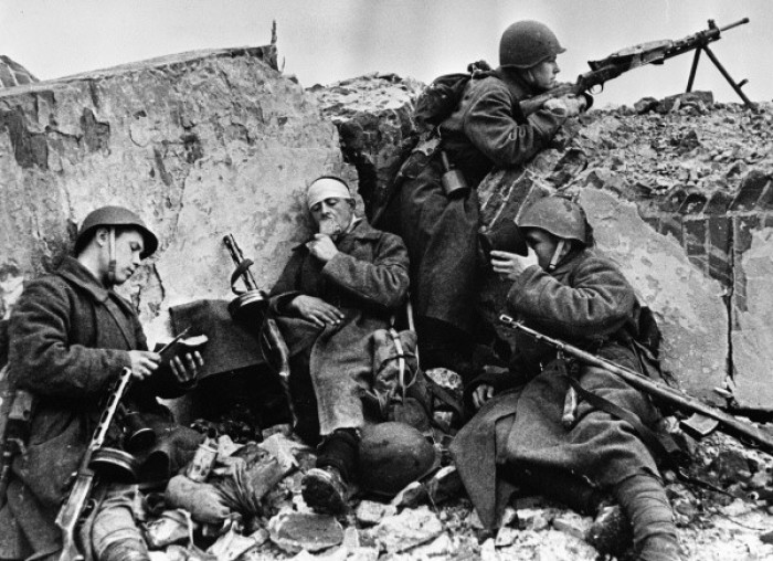Russische Soldaten in Stalingrad während einer kurzen Pause nach den Kämpfen. Foto: Wikipedia