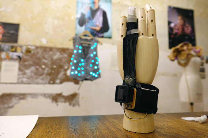 Ein Handmodel mit Fingerprothese steht auf einem Tisch in der Schneiderei für elektronische Textilien des KOBAKANT-Kollektivs in Kreuzberg. Foto: Sven Braun/Dpa
