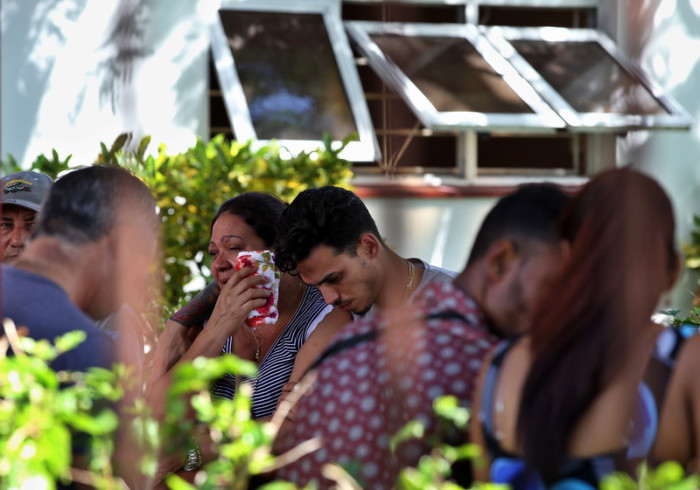 Verwandte der Opfer der Flugkatastrophe, bei der 108 der 111 Insassen des Flugzeugs ums Leben kamen, warten auf die Identifizierung von Opfern am Institut für Rechtsmedizin. Foto: epa/Alejandro Ernesto