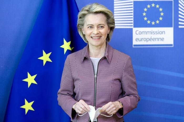 Die Präsidentin der Europäischen Kommission, Ursula von der Leyen, posiert in der EU-Zentrale in Brüssel. Foto: epa/Kenzo Tribouillard