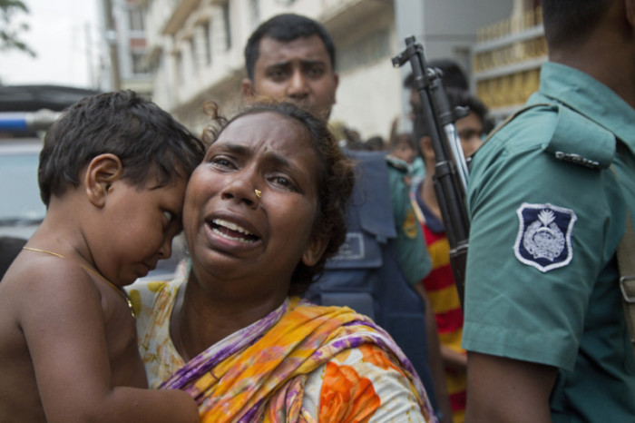 Eine Frau trauert um ihren Ehemann, der während einer Drogenbekämpfungsaktion in Dhaka von Polizeikräften festgenommen wurde. Foto: epa/Monirul Alam