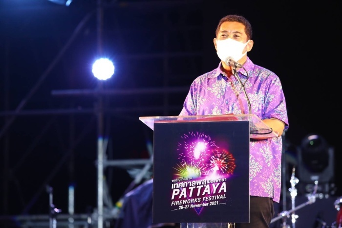 Pattayas Bürgermeister Sonthaya Khunpluem auf dem zurückliegenden Feuerwerksfestival. Bild: PR Pattaya