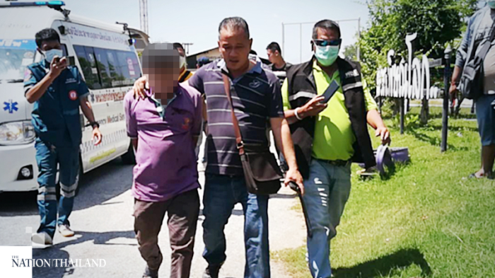 Der Täter (2. v. l.) wird von Beamten der Provinzpolizei Phitsanulok abgeführt. Ersten Ermittlungen folgend soll es sich bei dem 57-Jährigen um einen ehemaligen Angestelltes der Radiostation handeln. Foto: The Nation