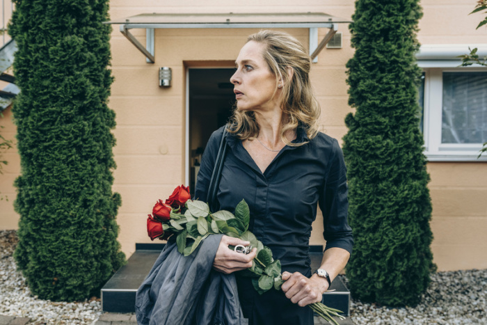 Eva Kormann (Sophie von Kessel) hofft, denjenigen noch zu sehen, der ihr rote Rosen und andere Botschaften schickt - eine Szene aus «Du bist nicht allein». Foto: Hendrik Heiden/Zdf/dpa