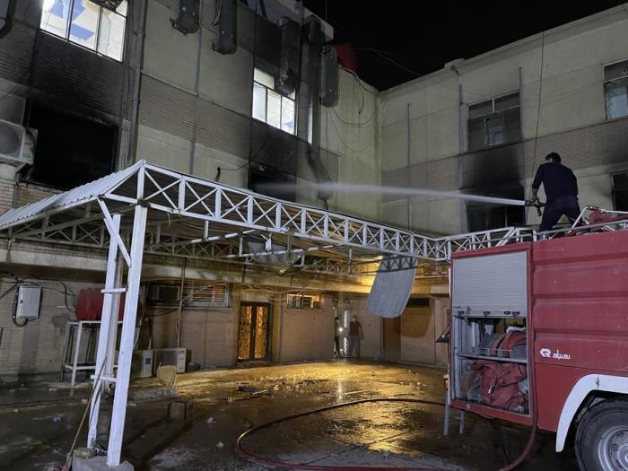 Die Feuerwehr löscht ein Feuer, das im Ibn Al-Khatib Krankenhaus ausgebrochen ist. Foto: epa/Murtaja Lateef