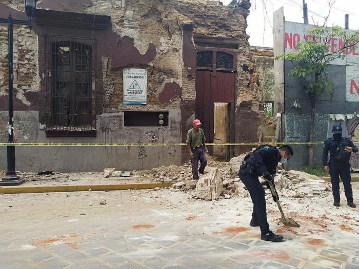 Authorities clear debris after an earthquake in Oaxaca, Mexico. Foto: epa/Daniel Ricardez