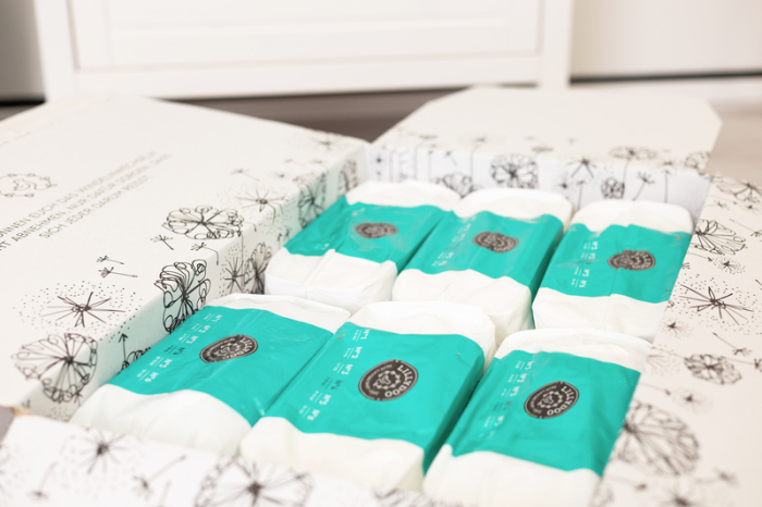 Windelpakete liegen in einer Schachtel der Firma Lillydoo. Das Frankfurter Start-up Lillydoo bietet auf Wunsch alle paar Wochen Windeln und Babybedarf im Abo. Foto: Lillydoo Gmbh