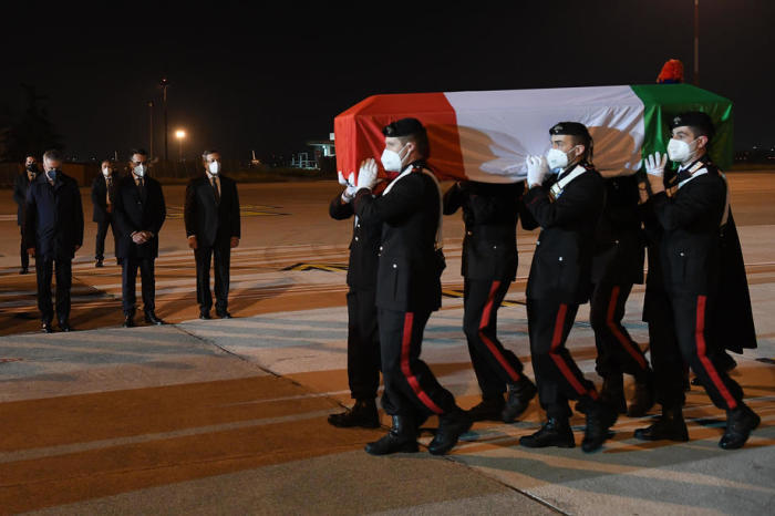 Die italienischen Regierungsmitglieder empfangen die Leichen des italienischen Botschafters im Kongo und des Carabiniere, der zu seinem Schutz starb. Foto: epa/Alessandro Di Meo
