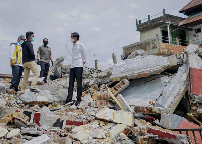 Indonesiens Präsident besucht das erdbebengeschädigte Mamuju, Westsulawesi. Foto: Freepik/Indonesian Presidential Palace/h