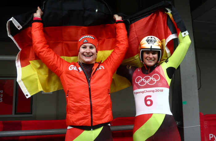Natalie Geisenberger (r) und Dajana Eitberger nach dem Doppelsieg. Foto: epa/Diego Azubel