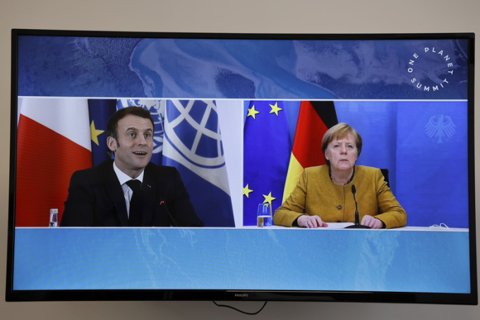 Emmanuel Macron (l), Präsident von Frankreich, und Angela Merkel (CDU), Bundeskanzlerin, sprechen während einer Videokonferenz anlässlich des «One Planet Summit». Der «One Planet Summit» war von Frankreich, der Welt... Foto: Ludovic Marin/Afp/dpa