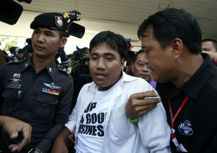 In Bangkok wurde unter anderem der Aktivist Sirawith Seritiwat (M.) verhaftet. Foto: epa/Rungroj Yongrit