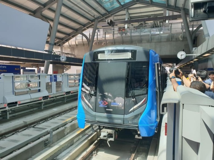 Vom Testbetrieb auf dem erweiterten Streckennetz der Blue Line profitieren die Fahrgäste: Sie können den neuen Service während der Probezeit kostenlos nutzen. Foto: National News Bureau of Thailand