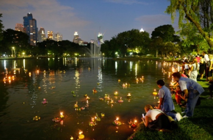 Das Lichterfest Loy Krathong in Bangkok. Foto: epa/Diego Azubel