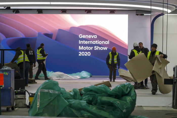 Arbeiter bauen einen Stand ab, nachdem der 90. Internationale Automobil-Salon Genf (GIMS) am 28. Februar 2020 im Palexpo in Genf, Schweiz, von den Schweizer Behörden abgesagt wurde. Foto: epa/Salvatore Di Nolfi