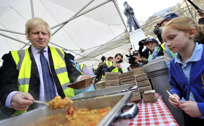 Bürgermeister Boris Johnson verteilt ein kostenloses Mittagessen für die Londoner. Foto: epa/Andy Rain
