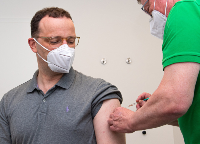 Jens Spahn (l,CDU), Bundesminister für Gesundheit, wird in der Hausarztpraxis von Volker Schrage (r) mit dem Impfstoff AstraZeneca geimpft. Dieses ist seine erste Impfung gegen das Coronavirus. Foto: Guido Kirchner/dpa