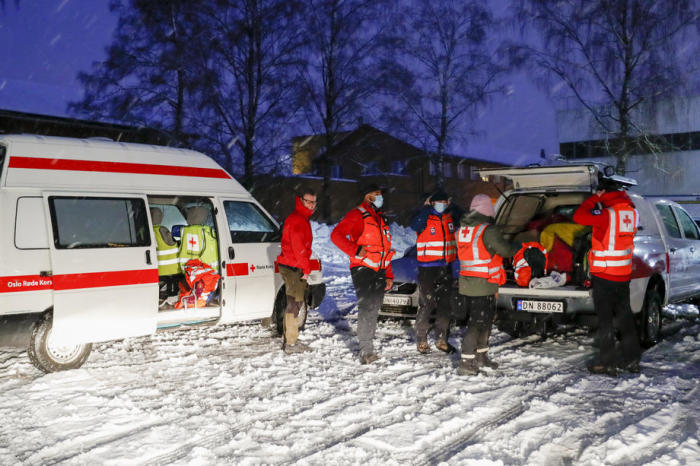 Rettungskräfte des Roten Kreuzes bereiten sich auf den Einsatz an der Stelle eines großen Erdrutsches im Dorf Ask, etwa 40 km nördlich von Oslo, vor. Foto: epa/Terje Bendiksby