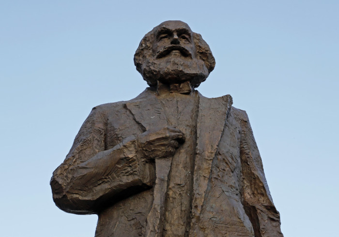 Die von China gespendete Karl-Marx-Statue in Trier. Foto: epa/Ronald Wittek