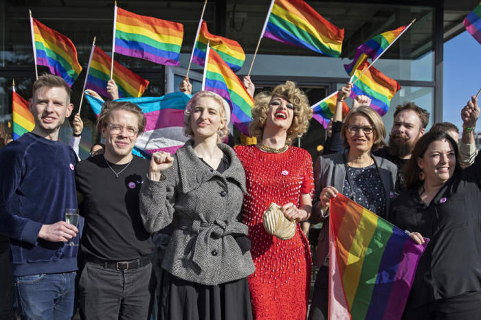 Schweiz stimmt über LGBT-Diskriminierungsgesetz ab. Foto: epa/Peter Klaunzer
