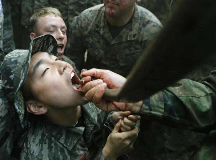 Ein südkoreanischer Soldat trinkt Schlangenblut bei der vergangenen Militärübung «Cobra Gold».