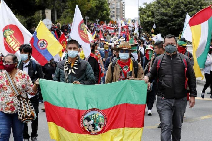 Indigene nehmen an einer Demonstration während des Unabhängigkeitstages in Bogota teil. Foto: epa/Mauricio Dueñas