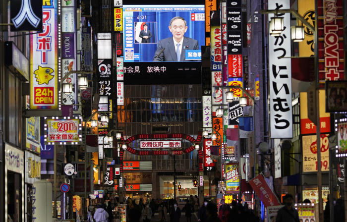 Der japanische Premierminister Yoshihide Suga verkündet den Ausnahmezustand während einer im Fernsehen übertragenen Pressekonferenz in Tokios größtem Vergnügungsviertel Kabukicho. Foto: epa/Franck Robichon