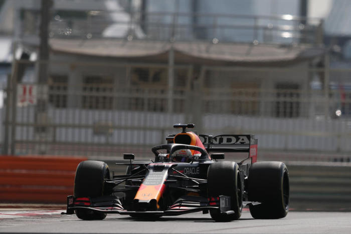Der Red-Bull-Pilot Max Verstappen in Aktion bei den Formel-1-Testfahrten nach der Saison auf dem Yas Marina Circuit in Abu Dhabi. Foto: epa/Ali Haider
