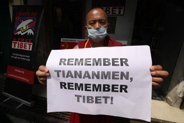 Ein tibetischer Aktivist im Exil hält ein Plakat während einer Gedenkfeier zum 31. Jahrestag des Massakers von Tiananmen 1989. Foto: epa/Sanjay Baid