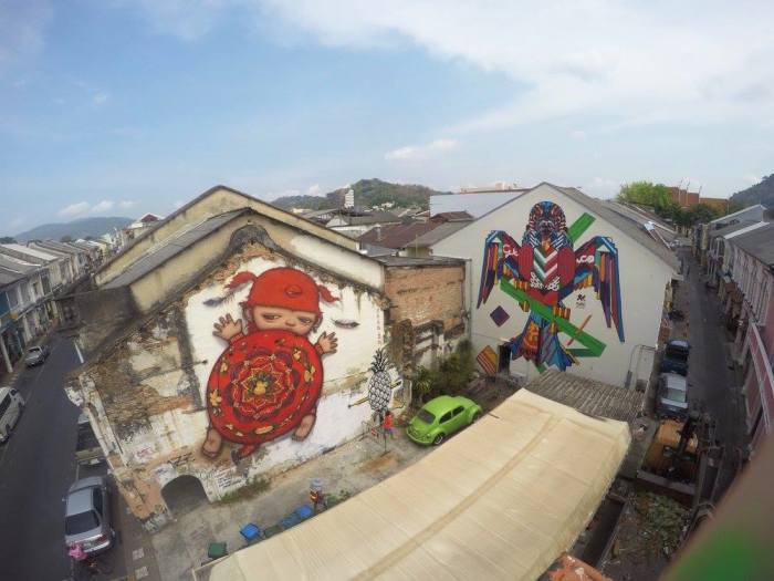 Am Beginn der Soi Romanee haben sich zwei der bekanntesten Streetart-Künstler Thailands die Ehre gegeben: Links „Mardi“ in Gestalt einer Schildkröte von Alex Face, rechts Rukkit‘s Taube in markanter geometrischer Form. Foto: Rukkit