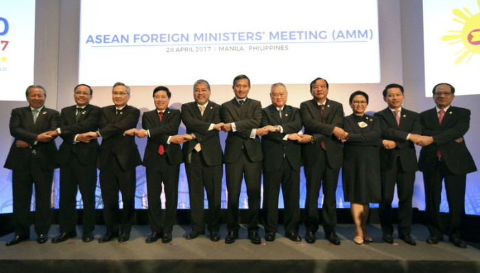  Die Außenminister der zehn Mitgliedsstaaten reichen sich die Hände. Foto: epa/Aaron Favila