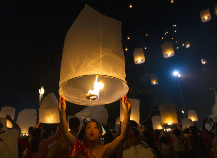 Fluglaternen sind fester Bestandteil des Yi-Peng-Festes. Foto: epa/Pongmanat Tasiri