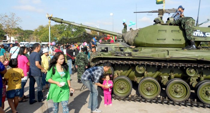 Am nationalen Tag der Kinder lädt das Militär den thailändischen Nachwuchs wieder zu einer großen Leistungsschau in ihre Kasernen ein. Foto: The Nation