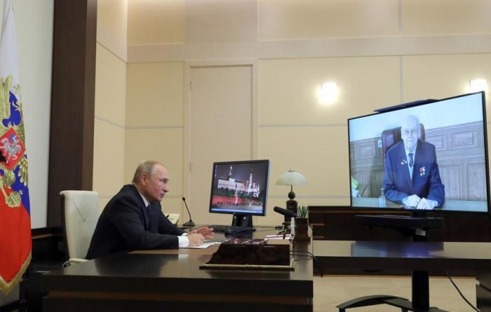 Der russische Präsident Wladimir Putin nimmt an einem Treffen mit dem ehrenamtlichen Chefdesigner der NPO teil. Foto: epa/Michael Klimentyev / Sputnik / K