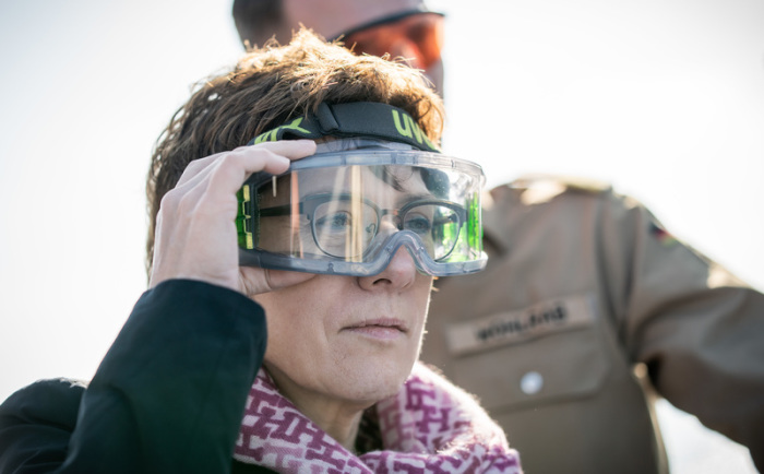 Annegret Kramp-Karrenbauer (CDU), Bundesministerin der Verteidigung, beobachtet durch eine Schutzbrille eine Hubschrauberübung auf der Korvette «Ludwigshafen am Rhein». Foto: Michael Kappeler/Dpa 