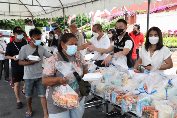 Lebensmittelverteilaktion der Stadt Pattaya für notleidende Menschen in der Pandemie. Bild: PR Pattaya
