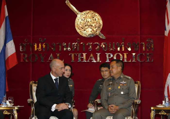Treffen zwischen dem britischen Botschafter Mark Kent und Thailands Polizeichef Somyot Pumpunmuang.