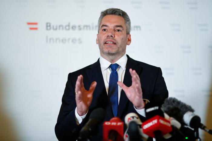 Der österreichische Innenminister Karl Nehammer spricht während einer Pressekonferenz. Foto: epa/Christian Bruna