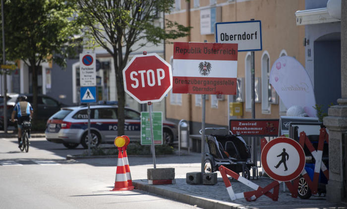 Eine Kontrollstation zwischen dem deutschen Laufen und dem österreichischen Oberndorf bei Bad Reichenhall, Bayern. Foto: epa/Lukas Barth-tuttas