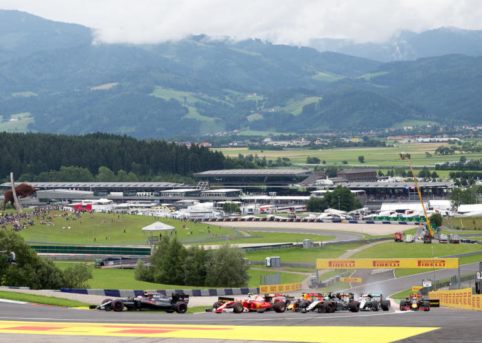 Nach dem Start beim Formel-1-Grand-Prix von Österreich in Spielberg kommt das Feld in die zweite Runde. Foto: epa/Johann Groder
