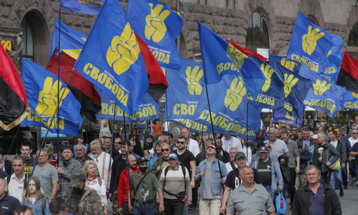 Ukrainer marschieren während einer Kundgebung in Kiew zum Präsidialamt. Foto: epa/Sergej Dolzhenko