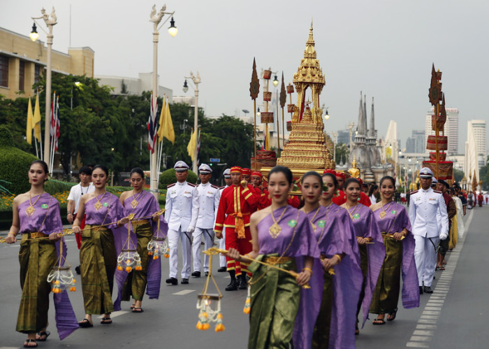 Im letzten Jahr wurde in Bangkok eine prachtvolle Parade anlässlich von Khao Phansa und dem Geburtstag Seiner Majestät König Vajiralongkorn ausgerichtet. Foto: epa/Rungroj Yongrit