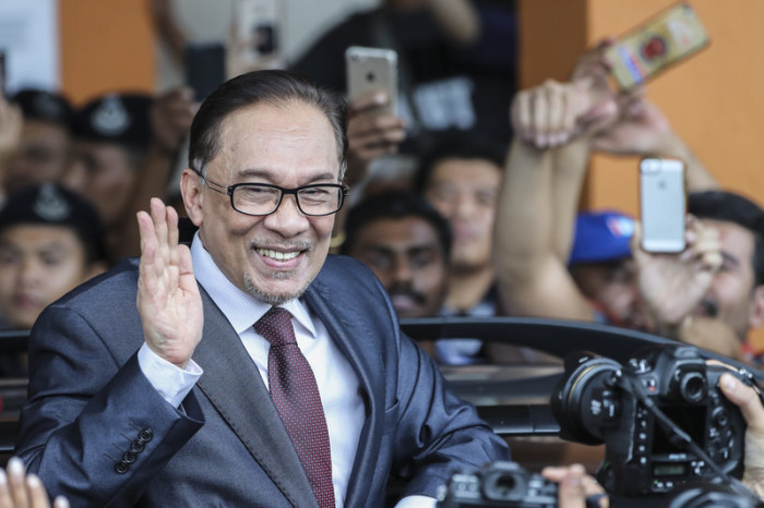 Der malaysische Oppositionsführer Anwar Ibrahim grüßt seine Anhänger, als er ein Rehabilitationszentrum in Kuala Lumpur verlässt. Foto: epa/Fazry Ismail