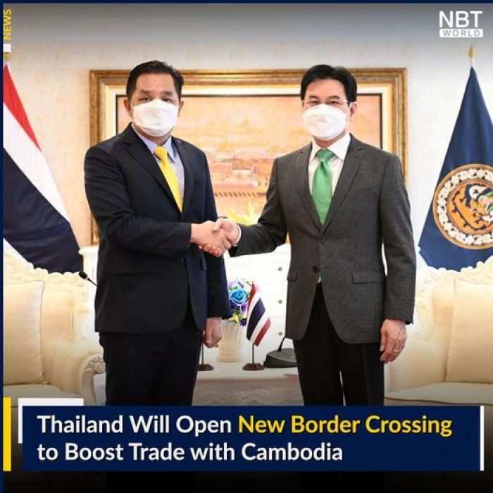 Thailands Handelsminister Jurin Laksanawisit (r.) bei der Vertragsunterzeichnung zur Eröffnung eines neuen Grenzüberganges zwischen beiden Ländern für den grenzüberschreitenden Warenverkehr. Foto: National News Bureau Of Thailand