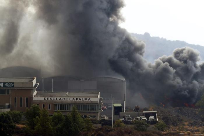 Rauch steigt aus einer Betonfabrik auf, nachdem sie in der Nähe der Lava des Vulkans Cumbre Vieja auf La Palma verbrannt ist. Foto: epa/Elvira Urquijo A.