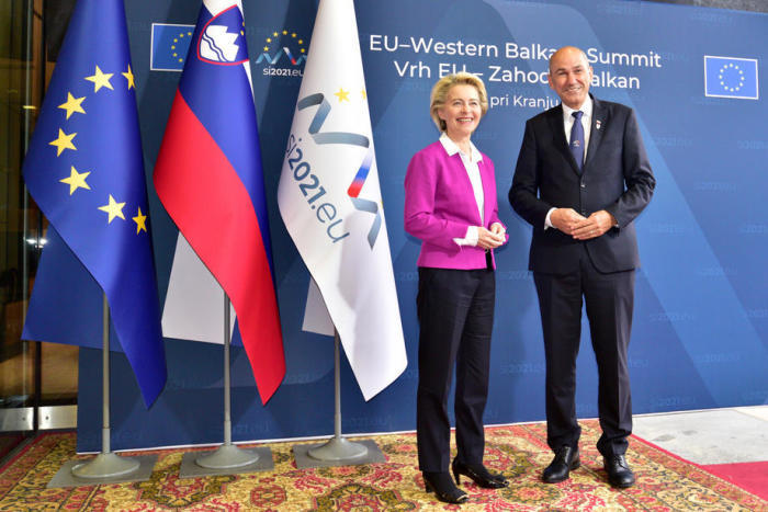 Der slowenische Premierminister Janez Jansa (R) begrüßt die Präsidentin der Europäischen Kommission Ursula von der Leyen (L) während eines Gipfeltreffens zwischen der EU und den westlichen Balkanstaaten in Brdo pri Kra... Foto: epa/Igor Kupljenik