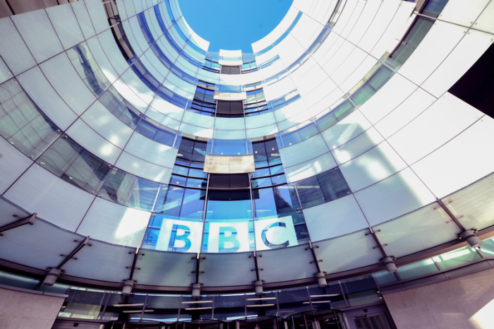 Das Sender-Logo prangt am Eingang zur BBC Rundfunkanstalt. Die britische Boulevardpresse ist berüchtigt für ihre reißerischen Schlagzeilen und populistischen Untertöne. Foto: Ian West/dpa