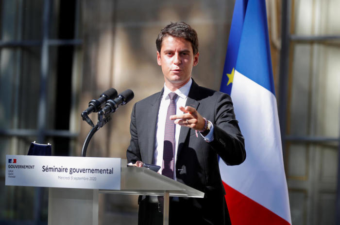 Der Sprecher der französischen Regierung, Gabriel Attal, gestikuliert, während er nach der wöchentlichen Kabinettssitzung in Paris spricht. Foto: epa/Charles Platiau