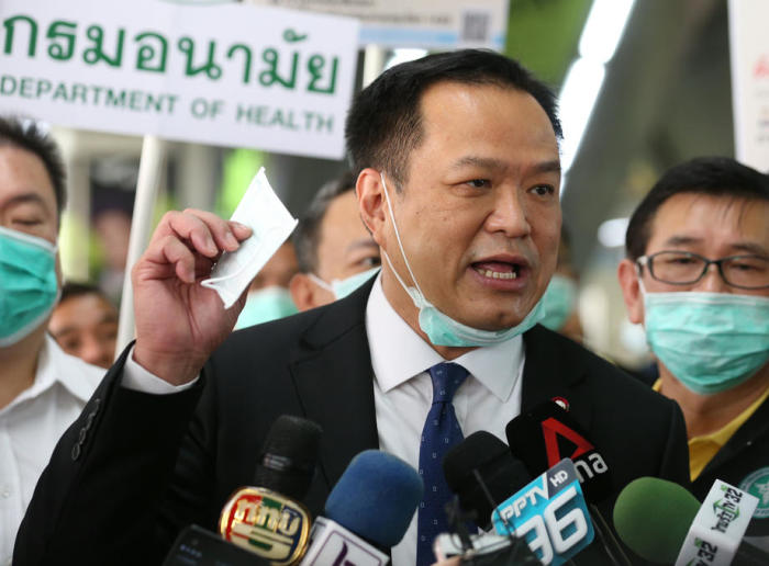 Will Farangs aus Thailand rausschmeißen, die keine Gesichtsmaske tragen, setzt seine jedoch selbst nicht auf: Thailands Gesundheitsminister Anutin Charnvirakul.