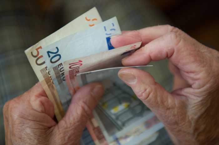 Eine ältere Frau zählt Geld. Die Koalition sucht weiter nach einer Lösung in ihrem Streit um die Einführung einer Grundrente. Foto: Marijan Murat/Dpa